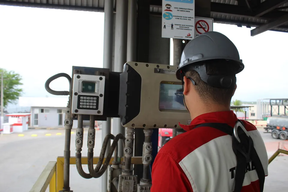 Operador do TECAB utilizando o painel do sistema automatizado de carregamento
