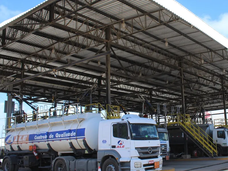 Caminhão-tanque na plataforma de carregamento coberta
