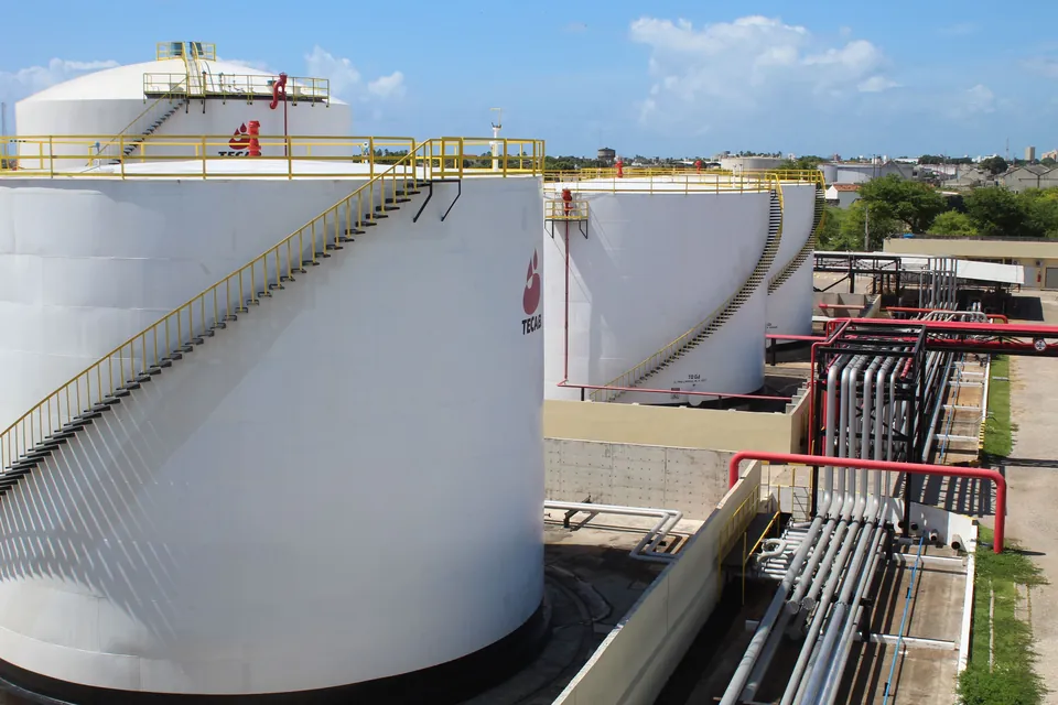 Tanques de armazenagem com escadas de acesso