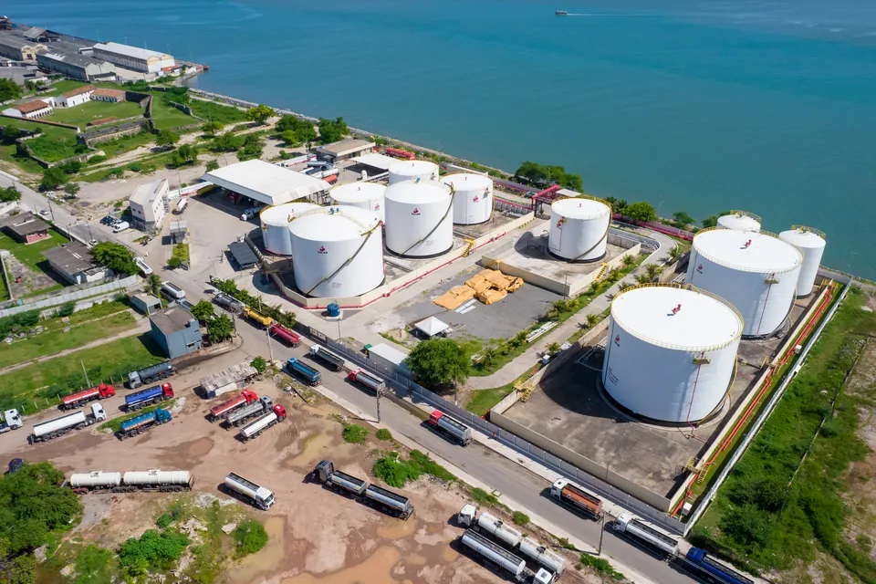 Parque de tanques e acesso rodoviário